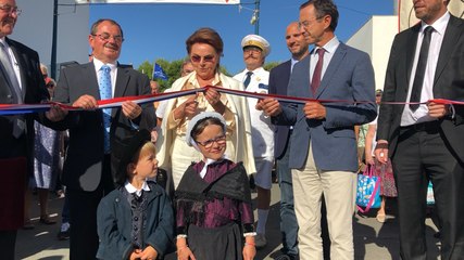 Annette Roux coupe le ruban de la 65 e Foire des Minées