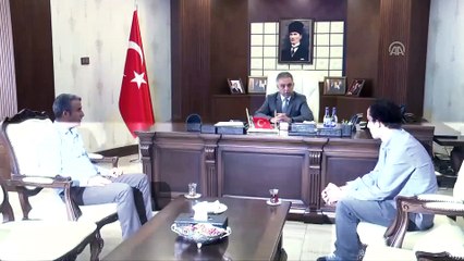 Vali Toprak, tıp fakültesini kazanan öğrenciyi ödüllendirdi - HAKKARİ