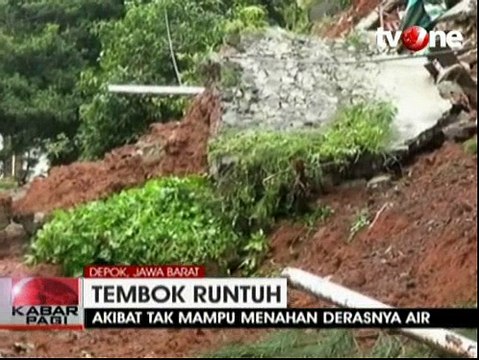 Tebing Pembatas Perumahan Setinggi 20 Meter di Depok Longsor