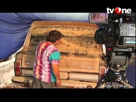 Seniman Nyentrik Ubah Debu Mobil Jadi Lukisan