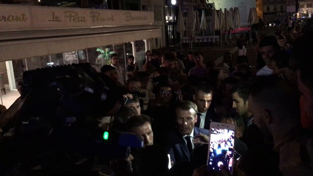 Emmanuel Macron s'offre un bain de foule à minuit sur le Vieux-Port de Marseille