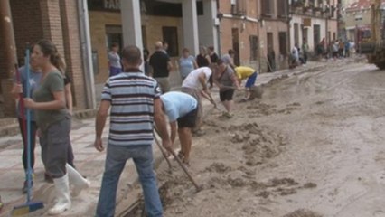 Cerca de cien personas limpian calles de Cebolla (Toledo) afectadas por riada