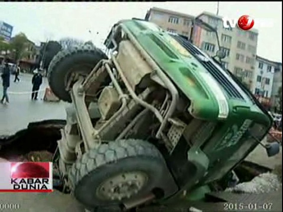 Truk 'Tertelan' Lubang Raksasa di Tiongkok