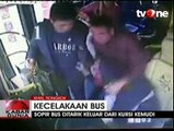 Sopir Ditarik Paksa, Bus Tabrak Toko Bunga