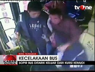 Sopir Ditarik Paksa, Bus Tabrak Toko Bunga