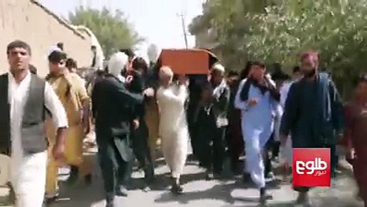 پیکر رامز احمدی، تصویربردار طلوع نیوز که در حملۀ شام چهارشنبه در کابل جان باخت، امروز به خاک سپرده شد. دوستان، خانواده و همکاران او در مراسم خاک‌سپاری رامز شرکت