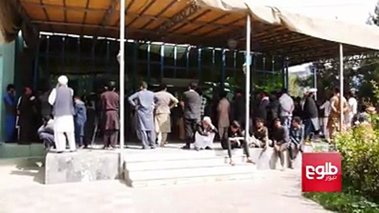 پیکر صمیم فرامرز، خبرنگار طلوع نیوز که در حملۀ شام چهارشنبه در کابل جان باخت، امروز به خاک سپرده شد. دوستان، خانواده و همکاران او در مراسم خاک‌سپاری صمیم شرکت ک