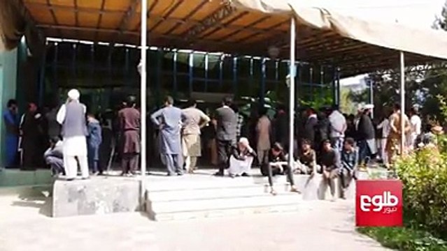 پیکر صمیم فرامرز، خبرنگار طلوع نیوز که در حملۀ شام چهارشنبه در کابل جان باخت، امروز به خاک سپرده شد. دوستان، خانواده و همکاران او در مراسم خاک‌سپاری صمیم شرکت ک