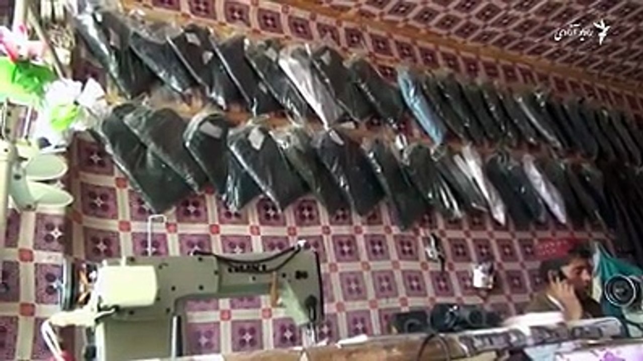 برخی از خیاطان در شهر غزنی می‌گویند، پیش از عید تعداد زیادی از مردم به‌خاطر ساختن لباس و واسکت نزد شان آمده بودند، اما حالی تیلیفون های شان خاموش است.غزنی که ح