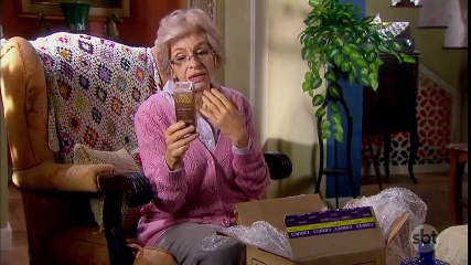 Dona Branca toma o tônico que comprou pela internet | As Aventuras de Poliana