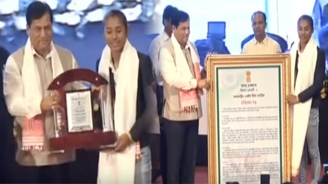 Asian Games Gold Medalist Hima Das fecilitated by Assam CM Sonowal | Oneindia News