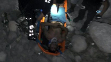 Dere yatağına düşen genç, vinç yardımıyla kurtarıldı