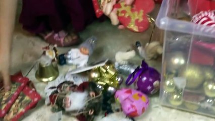 Lévanah décore son sapin, avec ses soeurs ! Magie de Noël !