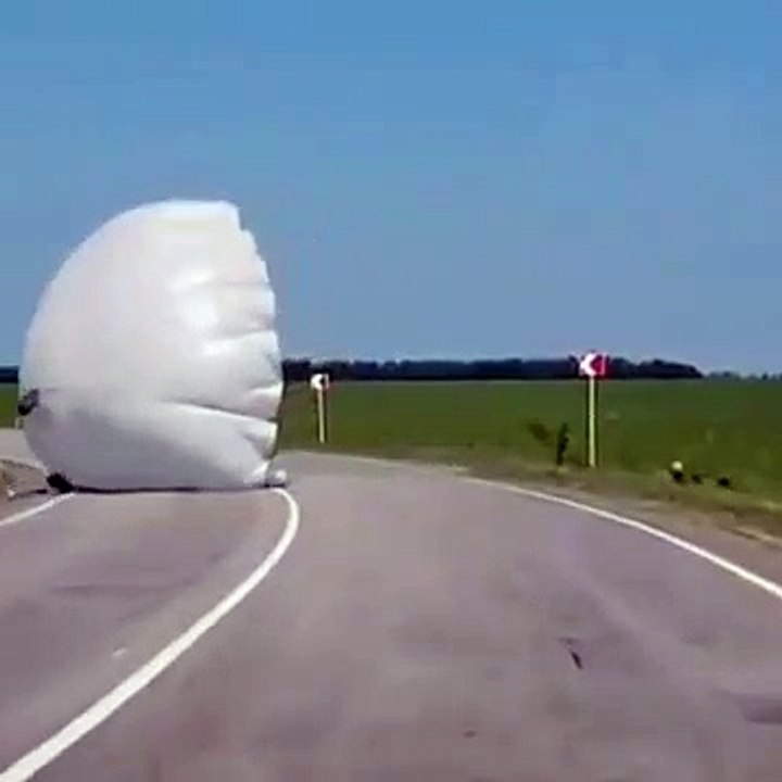 Un automobiliste surprit un homme en parachute traverse la route !