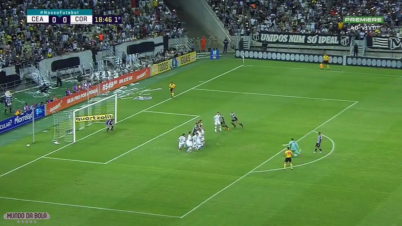 Un gardien de but marque un coup franc magique !