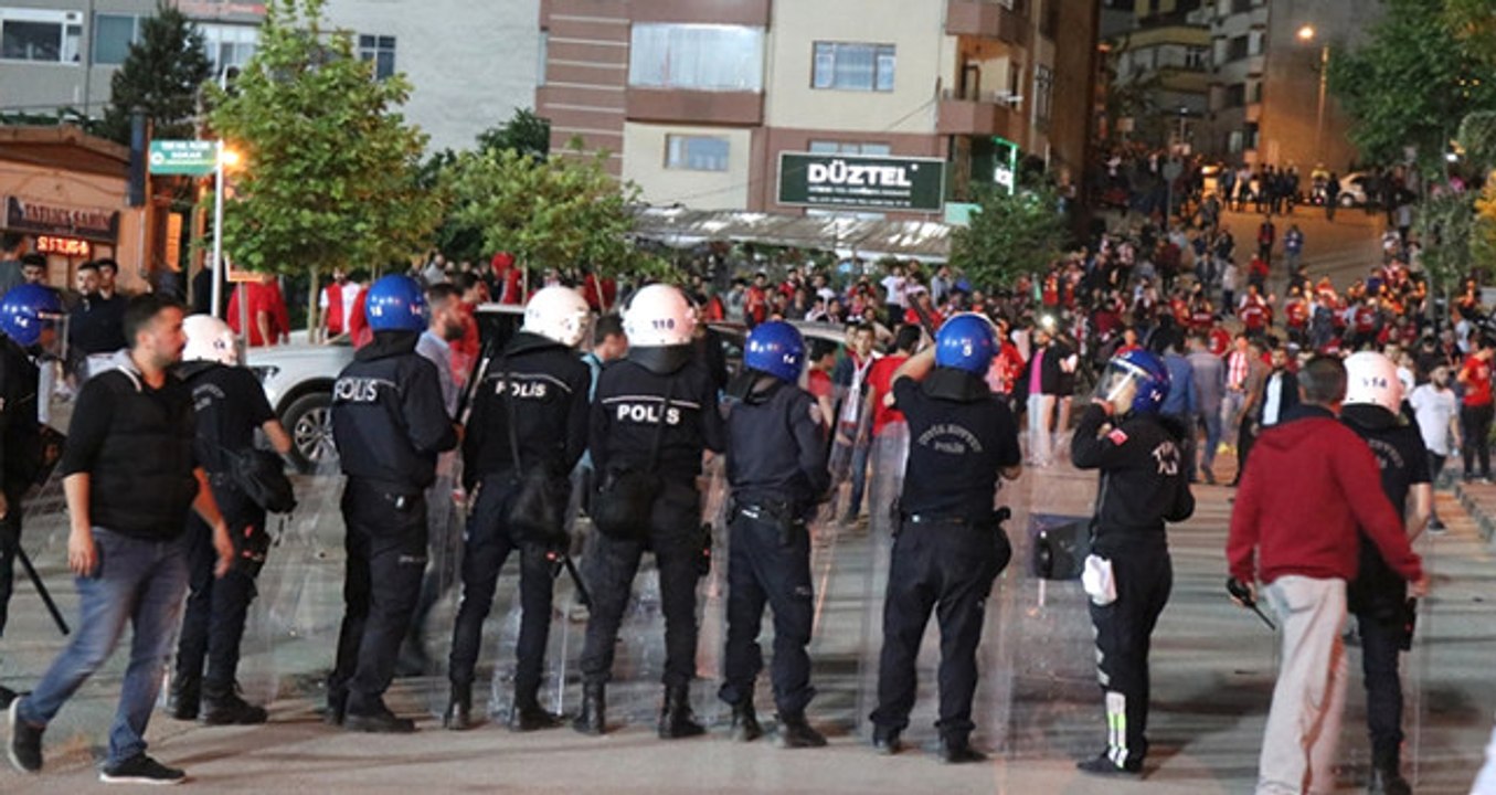 İçişleri Bakanlığından Yeni Genelge: Selfie Çubuğu, Elektronik Sigara ve Fotoğraf Makinesi Spor Alanlarına Sokulamayacak