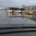 Ce bus Dakar Dem Dikk fait démi tour sur l'autoroute et prend le sens interdit. Y'a-t-il une raison valable pour cet acte qui met en danger la vie des automobil