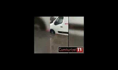 Esenler'de metro çıkışını su bastı