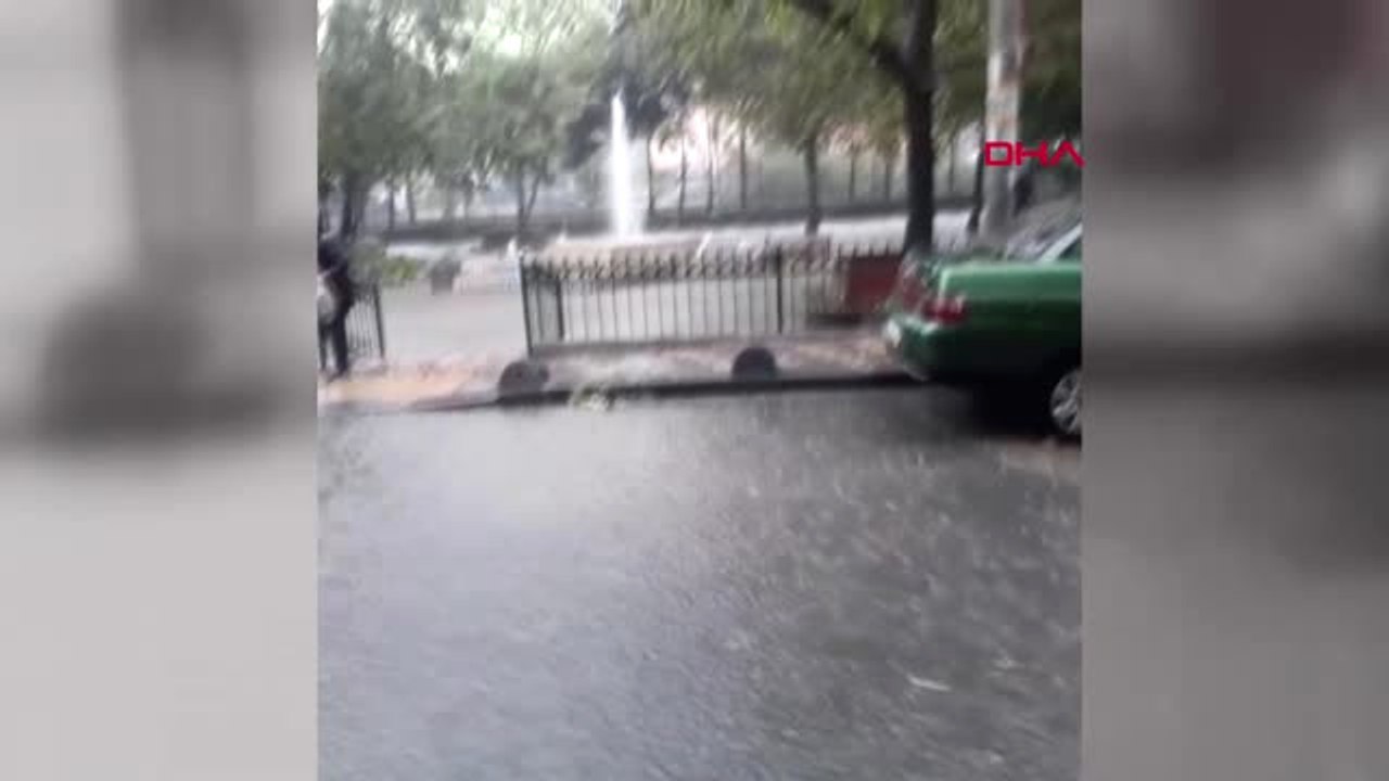 İstanbul- Esenler'de Metro Çıkışını Su Bastı Mahsur Kalanlar Suyun İçinde Yürüdü