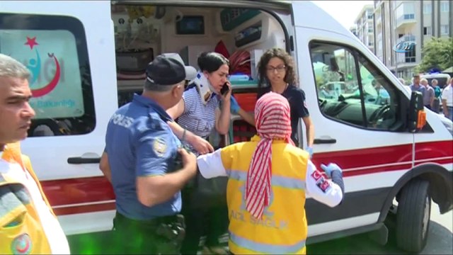 Feci kaza kamerada...Otomobil marketin içecek dolabına daldı: 3 yaralı