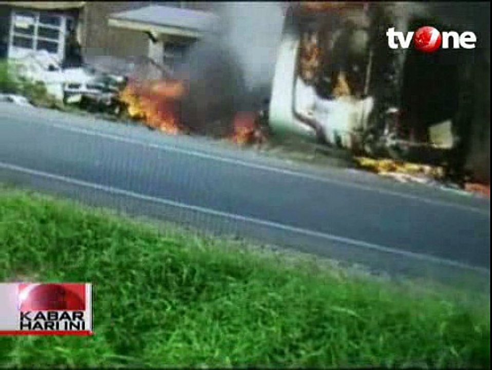 Dua Bus Tabrakan dan Terbakar Hebat