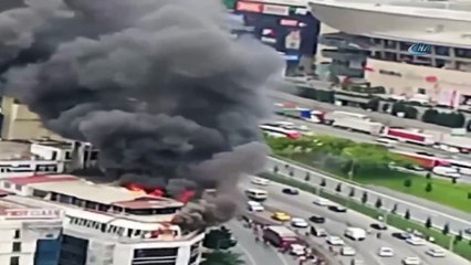 İkitelli'de iş yerinin çatısı alev alev yandı