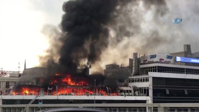 Başakşehir'de 4 katlı bir iş merkezinin çatısında yangın çıktı