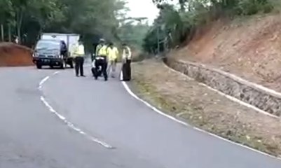 Polisi Olah TKP Kecelakaan Bus Sukabumi