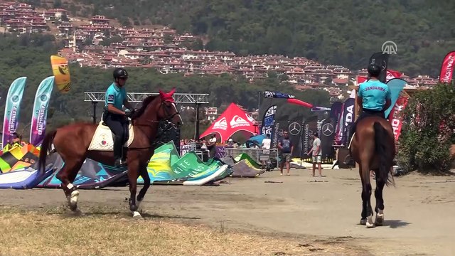 Atlı jandarmalar kitesörfçülerin ilgi odağı oldu - MUĞLA