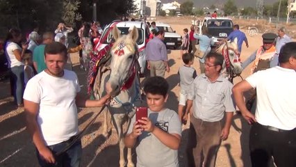 Gelin Arabası Yerine Ata Bindiler