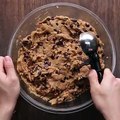 Dieser simple Cookie-Teig eignet sich super zum Aufbewahren. Das ganze Rezept gibt es hier:  [Angebo