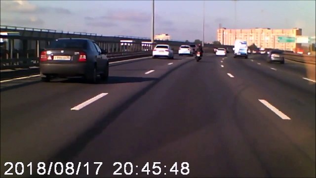 ¡Vaya reflejos! : motorista cae al suelo y automovilista lo protege