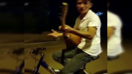 Bisikletin direksiyonunu bırakıp, bağlamayla şov yaptı... Tehlikeli yolculuk kamerada