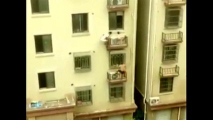 شاهد: رجلان يتسلقان عمارة على طريقة "الرجل العنكبوت" لإنقاذ طفلة من السقوط