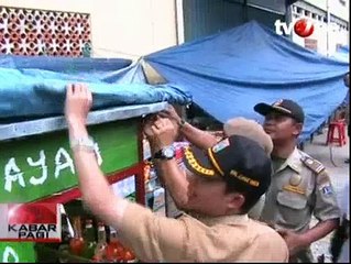 Satpol PP Tertibkan PKL dan Preman di Senen