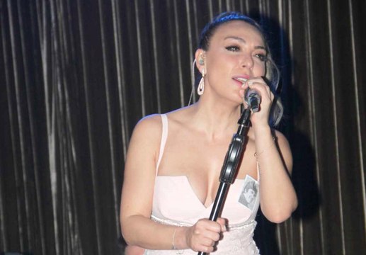 Ünlü Şarkıcı Ziynet Sali, Konserinde Baygınlık Geçirdi