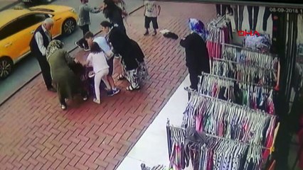 İki kadın sokak ortasında yumruk yumruğa kavga etti