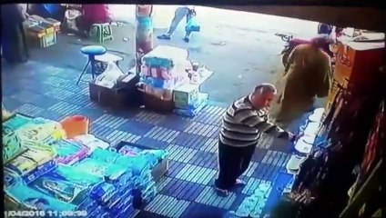 Un Marocain met une main aux fesses de cette femme et il n'aurait pas du...