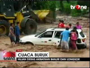 Pengendara Mobil Terjebak Longsor di Peru