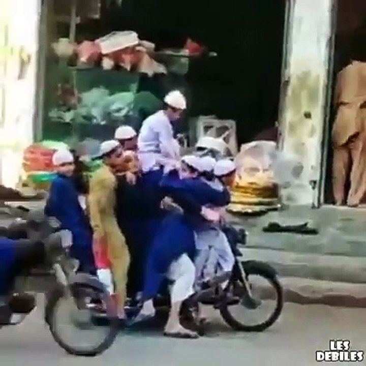 Hinsitan'da bir okul servisi