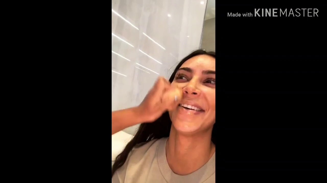 North West maquilla a su mamá Kim Kardashian con su línea de maquillaje