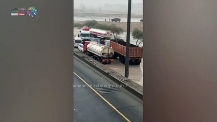 السيول الجارفة تتسبب فى إغلاق الطرق وغرق المنازل بالكويت