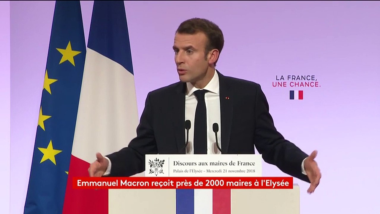 "Il ne faut rien céder à un vent mauvais qui voudrait que la faute est forcément à l'élu", lance Macron face à 2 000 maires