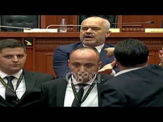 Ora News - Politikanët pa etikë, në parlament gëlojnë sharjet dhe akuzat