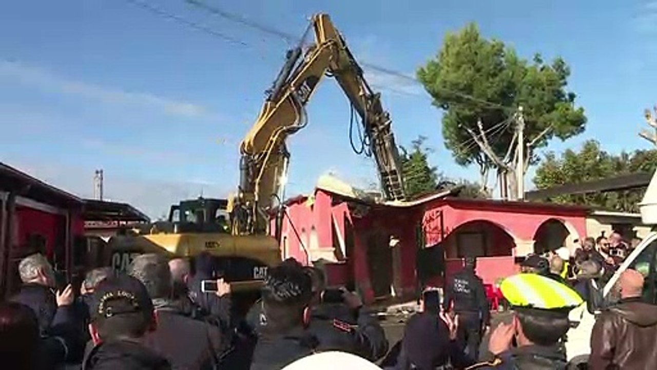 Mansões de mafiosos destruídas