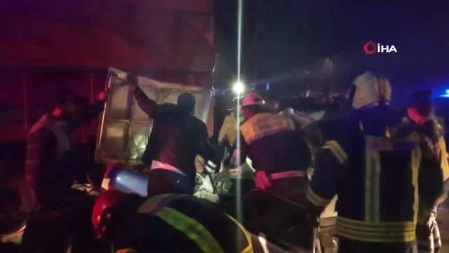 Tıra Arkadan Çarpan Araç Hurdaya Döndü: 1 Ağır Yaralı