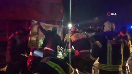 Tıra Arkadan Çarpan Araç Hurdaya Döndü: 1 Ağır Yaralı