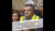 Jean Lassalle porte un gilet jaune à l'Assemblée nationale
