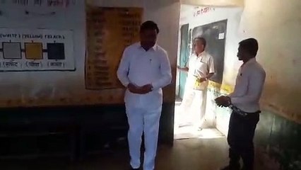 மின்னணு வாக்குப்பதிவு எந்திரத்திற்கு பூஜை செய்த பாஜக அமைச்சர்-வீடியோ