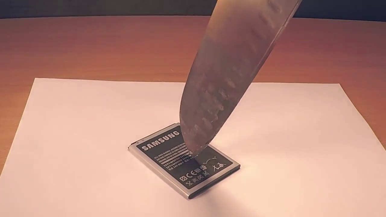 EXPERIMENT Glowing 1000 degree KNIFE VS BATTERY